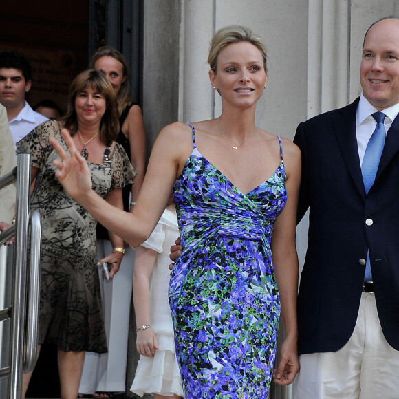 Albert II de Monaco et sa femme, la princesse Charlene, visitent l'exposition "L'Histoire du mariage princier" au Musée Océanographique de Monaco. Le 21 juillet 2011.