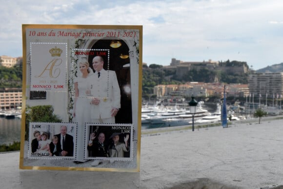 La poste monégasque a édité une planche de timbres pour la commémoration des dix ans de mariage du prince Albert II de Monaco et de la princesse Charlène. © Bruno Bebert / Bestimage