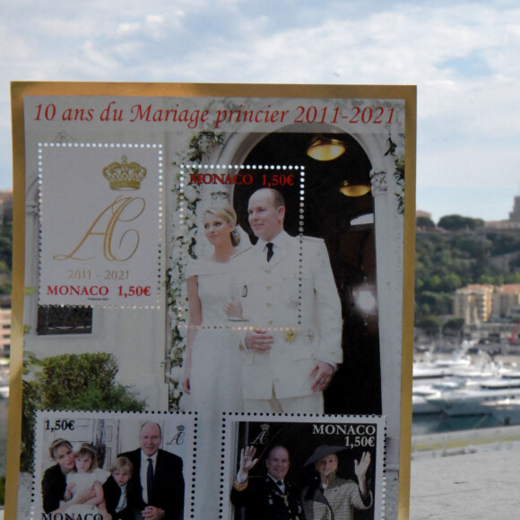 La poste monégasque a édité une planche de timbres pour la commémoration des dix ans de mariage du prince Albert II de Monaco et de la princesse Charlène. © Bruno Bebert / Bestimage