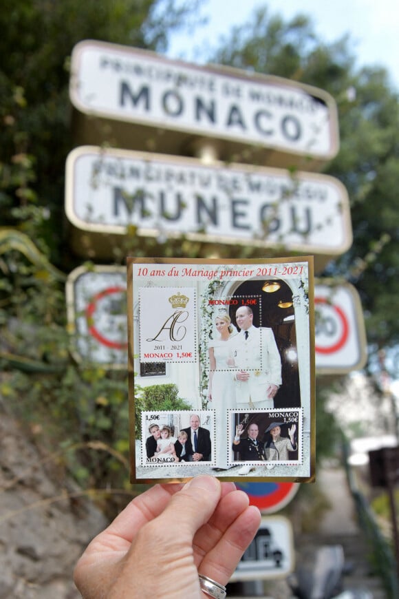 La poste monégasque a édité une planche de timbres pour la commémoration des dix ans de mariage du prince Albert II de Monaco et de la princesse Charlène. © Bruno Bebert / Bestimage