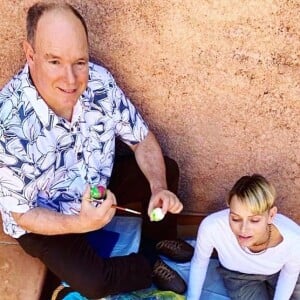 Le prince Albert de Monaco, son épouse la princesse Charlene et leurs enfants, le prince Jacques et la princesse Gabriella, le 2 avril 2021 sur Instagram.