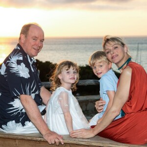 Le prince Albert de Monaco, son épouse Charlene et leurs deux enfants Jacques et Gabriella (5 ans)