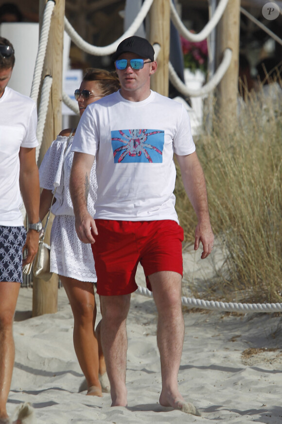 Wayne Rooney avec sa femme Coleen Mary et leurs amis se relaxent en vacances à bord d'un yatch à Formentera le 24 juin 2017.