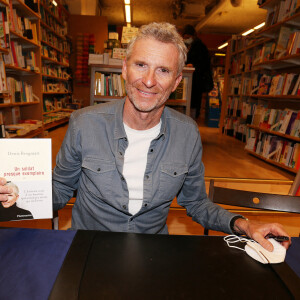 Exclusif - Denis Brogniart en dédicace de son premier roman "Un soldat exemplaire" à la librairie Lamartine à Paris. Le 6 mars 2021