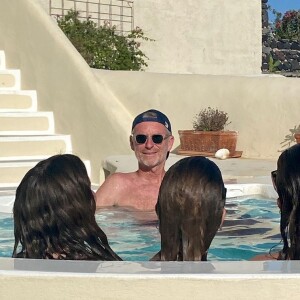 Denis Brogniart et ses filles les jumelles Lili et Violette et Blanche, en vacances en Grèce.