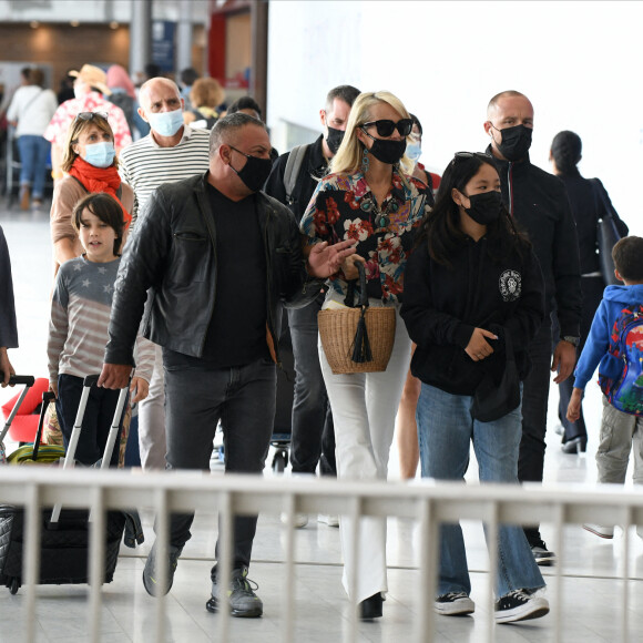 Exclusif - Laeticia Hallyday avec son compagnon Jalil Lespert, sa fille Joy arrivent à l'aéroport d'Orly accompagnés de Carl (chauffeur) le 7 juillet 2021.