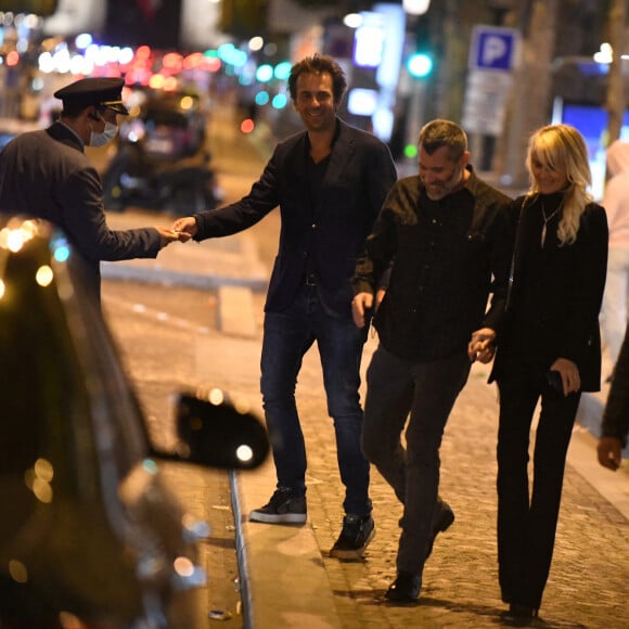 Exclusif - Laeticia Hallyday et son compagnon Jalil Lespert sont allés dîner, en compagnie de Yannick Bolloré et sa femme Chloé Bouygues, au restaurant Mun sur les champs Elysées à Paris, France, le 6 juillet 2021.