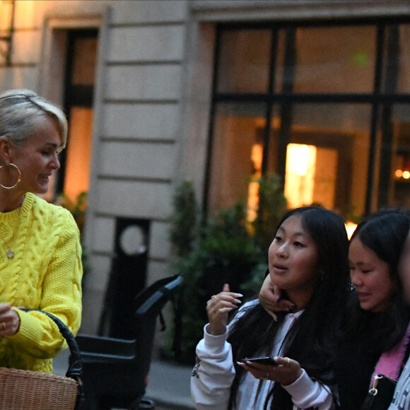 Exclusif - A la sortie de chez Anne Marcassus, Laeticia Hallyday, sa fille Joy Hallyday et Romy (la fille d'H.d'Estève) rejoignent Jalil Lespert et Jade Hallyday pour aller dîner au restaurant Taokan à Paris, le 29 juin 2021.