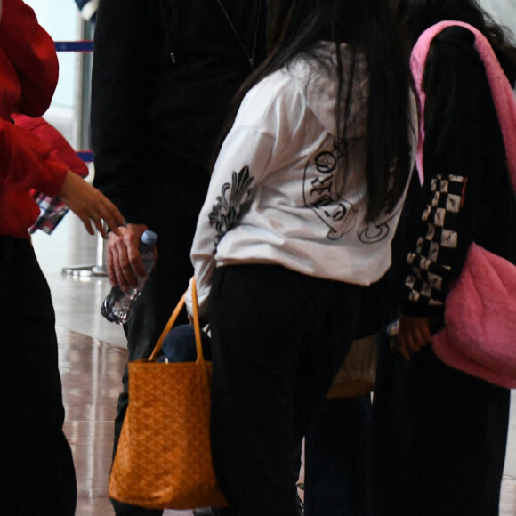 Exclusif - Laeticia Hallyday et ses filles Jade et Joy arrivent à l'aéroport de Roissy-Charles-de-Gaulle à Paris, le 27 juin 2021. Son compagnon Jalil Lespert lui a fait la surprise de venir l'accueillir à l'aéroport avec sa fille Gena.