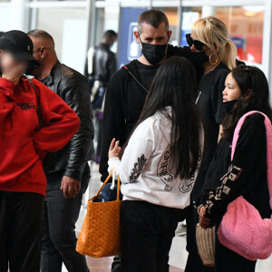 Exclusif - Laeticia Hallyday et ses filles Jade et Joy arrivent à l'aéroport de Roissy-Charles-de-Gaulle à Paris, le 27 juin 2021. Son compagnon Jalil Lespert lui a fait la surprise de venir l'accueillir à l'aéroport avec sa fille Gena.