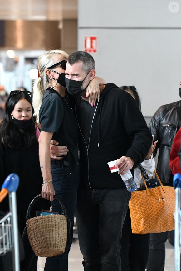 Exclusif - Laeticia Hallyday et ses filles Jade et Joy arrivent à l'aéroport de Roissy-Charles-de-Gaulle à Paris, le 27 juin 2021. Son compagnon Jalil Lespert lui a fait la surprise de venir l'accueillir à l'aéroport avec sa fille Gena.