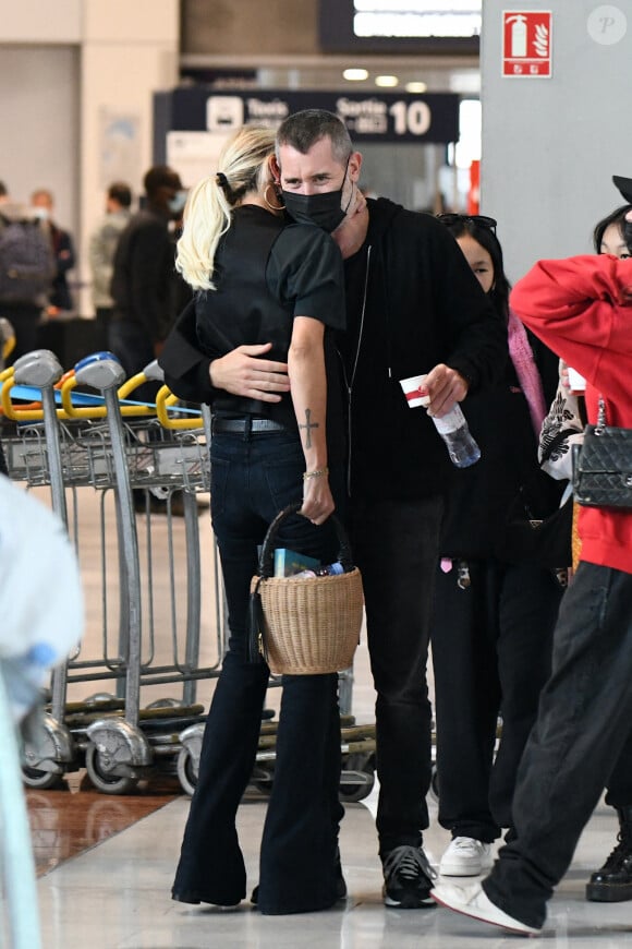 Exclusif - Laeticia Hallyday et ses filles Jade et Joy arrivent à l'aéroport de Roissy-Charles-de-Gaulle à Paris, le 27 juin 2021. Son compagnon Jalil Lespert lui a fait la surprise de venir l'accueillir à l'aéroport avec sa fille Gena.