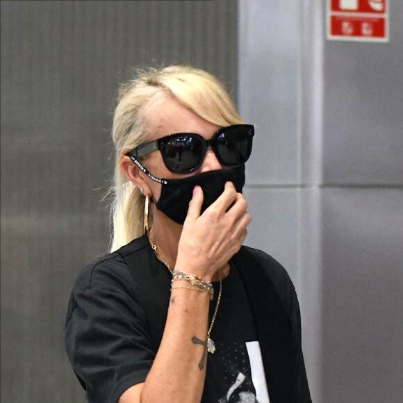 Exclusif - Laeticia Hallyday et ses filles Jade et Joy arrivent à l'aéroport de Roissy-Charles-de-Gaulle à Paris, le 27 juin 2021. Son compagnon Jalil Lespert lui a fait la surprise de venir l'accueillir à l'aéroport avec sa fille Gena.