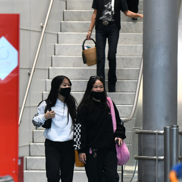 Exclusif - Laeticia Hallyday et ses filles Jade et Joy arrivent à l'aéroport de Roissy-Charles-de-Gaulle à Paris, le 27 juin 2021. Son compagnon Jalil Lespert lui a fait la surprise de venir l'accueillir à l'aéroport avec sa fille Gena.