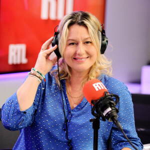 Exclusif - Luana Belmondo lors de son arrivée sur RTL pour animer une émission quotidienne "RTL vous régale". © Guillaume Gaffiot/Bestimage