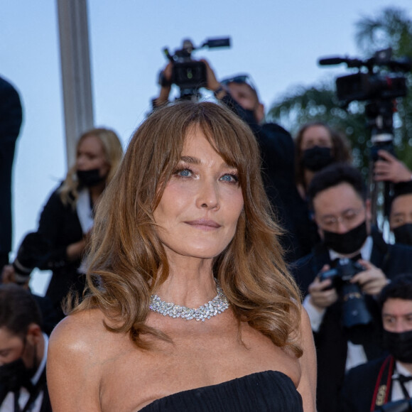 Carla Bruni-Sarkozy - Montée des marches du film " De son vivant " lors du 74ème Festival International du Film de Cannes. Le 10 juillet 2021 © Borde-Jacovides-Moreau / Bestimage 