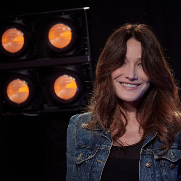 Carla Bruni Sarkozy - Backstage de l'enregistrement de l'émission "Allez viens je t'emmène...Au Music Hall" au Studio Gabriel à Paris, qui sera diffusée le 28 mai sur France 3. Le 6 avril 2021 © Cyril Moreau / Bestimage 