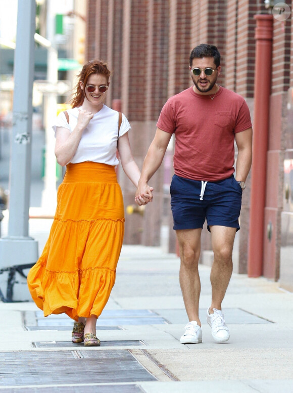 Kit Harington et sa femme Rose Leslie main dans la main lors d'une promenade romantique dans le centre-ville de Manhattan à New York City, New York, Etats-Unis, le 6 juillet 2021. 