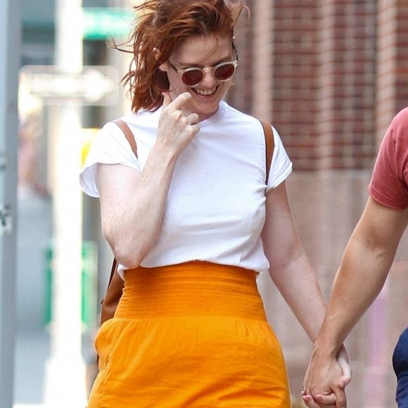 Kit Harington et sa femme Rose Leslie main dans la main lors d'une promenade romantique dans le centre-ville de Manhattan à New York City, New York, Etats-Unis, le 6 juillet 2021. 