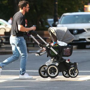 Kit Harington (Game of Thrones) passe un moment avec son fils dans un parc de New York le 28 juin 2021.