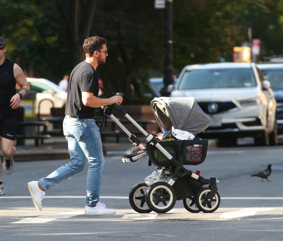 Kit Harington (Game of Thrones) passe un moment avec son fils dans un parc de New York le 28 juin 2021.