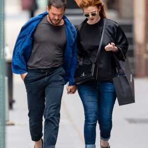 Kit Harington et sa femme Leslie Rose font du shopping à New York City, New York, Etats-Unis, le 30 avril 2021. 