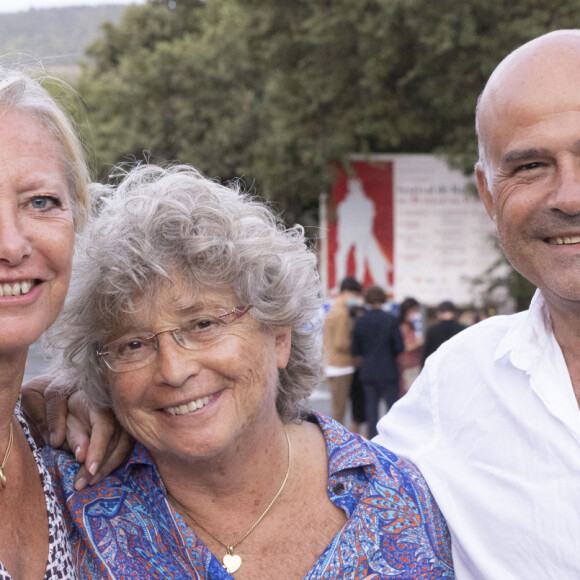Exclusif - Sophie Cluzel, Jacqueline Franjou (présidente du Festival de Ramatuelle), Bruno Cluzel - Philippe Katerine présente son nouvel album "Confessions" lors de son concert au Festival de Ramatuelle, le 1er août 2021. © Cyril Bruneau / Festival de Ramatuelle / Bestimage