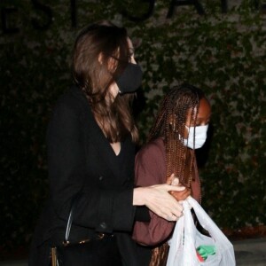Exclusif - Angelina Jolie et sa fille Zahara à la sortie du concert de Ziggy Marley au Hollywood Bowl. Los Angeles, le 1er août 2021.