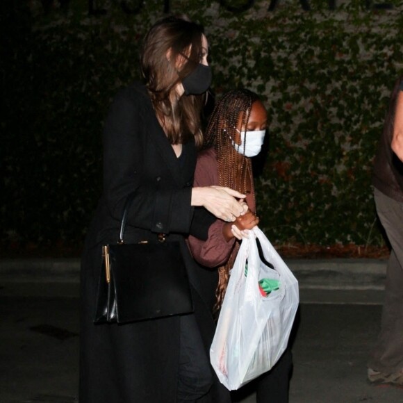 Exclusif - Angelina Jolie et sa fille Zahara à la sortie du concert de Ziggy Marley au Hollywood Bowl. Los Angeles, le 1er août 2021.