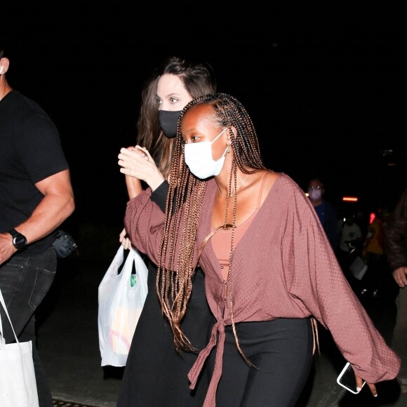Exclusif - Angelina Jolie et sa fille Zahara à la sortie du concert de Ziggy Marley au Hollywood Bowl. Los Angeles, le 1er août 2021.