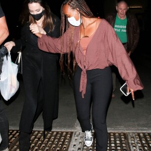 Exclusif - Angelina Jolie et sa fille Zahara à la sortie du concert de Ziggy Marley au Hollywood Bowl. Los Angeles, le 1er août 2021.