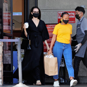 Angelina Jolie et sa fille Zahara ont fait quelques courses à Los Angeles le 23 mai 2021.