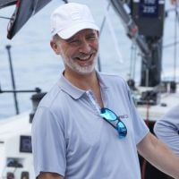 Felipe VI, vacances à la cool : le roi enfile baskets et casquette pour une virée en mer