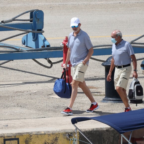 Le roi Felipe VI d'Espagne embarque à bord d'un voilier à Majorque, le 2er août 2021.