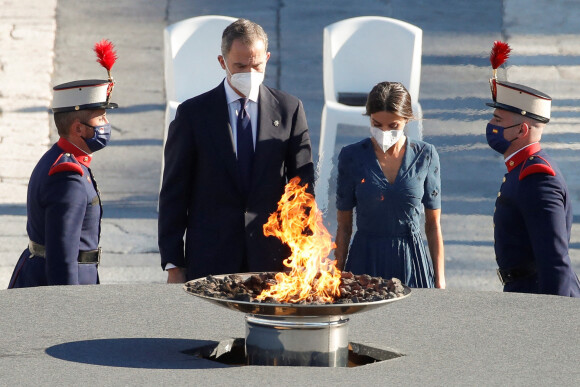 Le roi Felipe VI et la reine Letizia d'Espagne, rendent hommage aux victimes de la Covid-19 devant le palais royal à Madrid, le 15 juillet 2021, en présence de familles des disparus parmi les 700 invités.