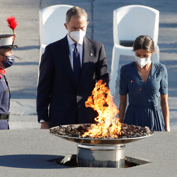 Le roi Felipe VI et la reine Letizia d'Espagne, rendent hommage aux victimes de la Covid-19 devant le palais royal à Madrid, le 15 juillet 2021, en présence de familles des disparus parmi les 700 invités.