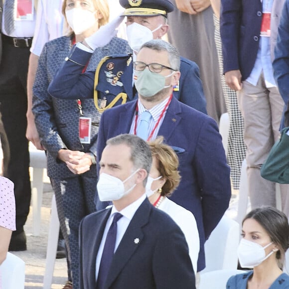 Le roi Felipe VI et la reine Letizia d'Espagne, rendent hommage aux victimes de la Covid-19 devant le palais royal à Madrid, le 15 juillet 2021, en présence de familles des disparus parmi les 700 invités.