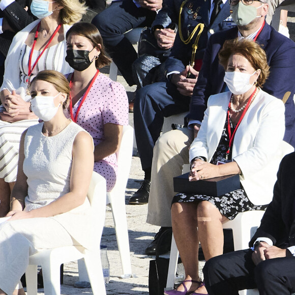 Le roi Felipe VI et la reine Letizia d'Espagne, rendent hommage aux victimes de la Covid-19 devant le palais royal à Madrid, le 15 juillet 2021, en présence de familles des disparus parmi les 700 invités.
