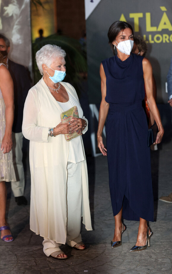 La reine Letizia d'Espagne, et Judi Dench - La reine Letizia d'Espagne préside la cérémonie de clôture du "Atlantida Mallorca Film Festival" en présence de Judi Dench et Stephen Frears à Palma de Majorque, le 1er août 2021.