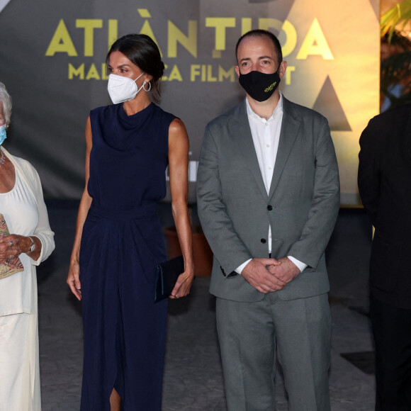 (L-R) Judi Dench, La reine Letizia d'Espagne, , Jaume Ripoll et Stephen Frears - La reine Letizia d'Espagne préside la cérémonie de clôture du "Atlantida Mallorca Film Festival" en présence de Judi Dench et Stephen Frears à Palma de Majorque, le 1er août 2021.