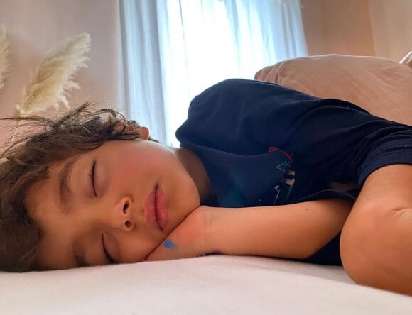 L'un des fils de Sophie Ferjani endormi dans le lit de sa maman, le 5 décembre 2020