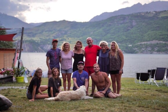 Kevin Mayer entouré de sa famille et de sa compagne Delphine Jariel, au lac de Serre-Ponçon.