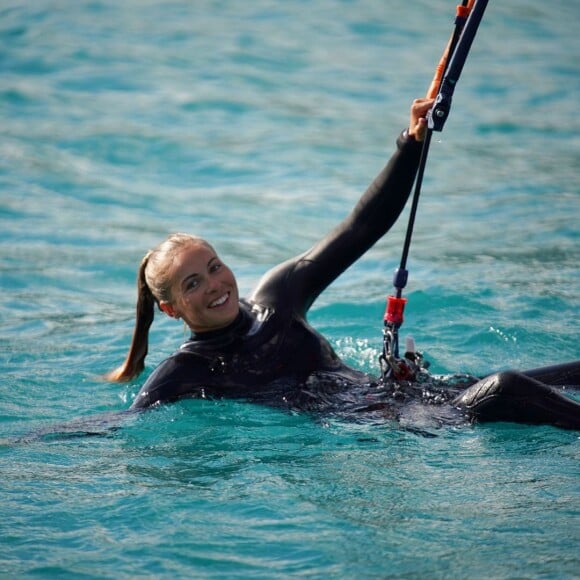 Delphine Jariel pratique le kitesurf, le yoga et la randonnée.