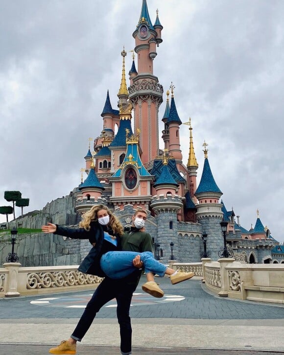 Kevin Mayer et Delphine Jariel à Disneyland.