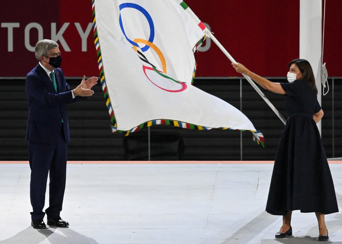JO 2021. Le drapeau olympique entre les mains d'Anne Hidalgo, la