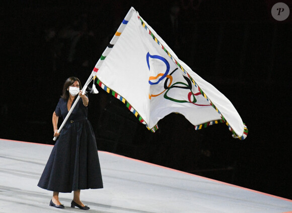 Anne Hidalgo, maire de Paris, reçoit le drapeau olympique des mains de la gouverneure de Tokyo Yuriko Koike et par l'intermédiaire du président du CIO Thomas Bach, lors de la cérémonie de clôture des Jeux Olympiques de Tokyo 2020. Tokyo, le 8 août 2021.