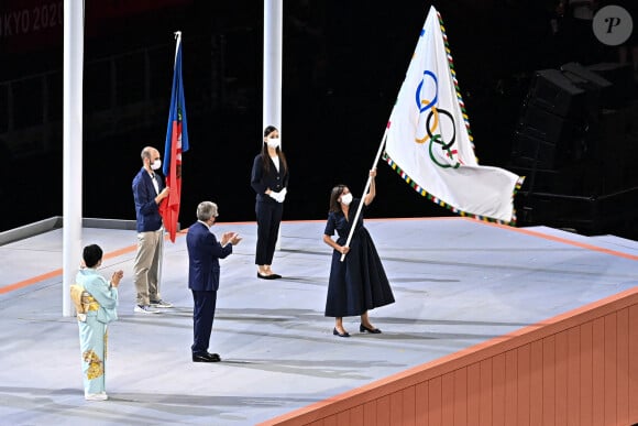 Anne Hidalgo, maire de Paris, reçoit le drapeau olympique des mains de la gouverneure de Tokyo Yuriko Koike et par l'intermédiaire du président du CIO Thomas Bach, lors de la cérémonie de clôture des Jeux Olympiques de Tokyo 2020. Tokyo, le 8 août 2021.
