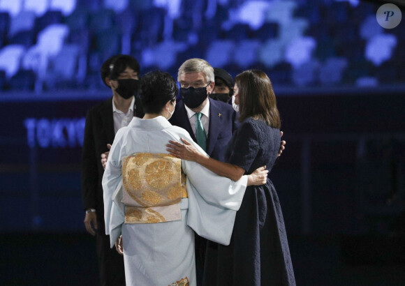 Anne Hidalgo, maire de Paris, la gouverneure de Tokyo, Yuriko Koike, et le président du CIO Thomas Bach lors de la cérémonie de clôture des Jeux Olympiques de Tokyo 2020. Tokyo, le 8 août 2021.