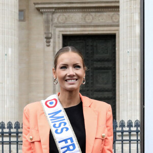 Amandine Petit, Miss Normandie 2020 et Miss France 2021 - La ministre déléguée auprès du ministre de l'Intérieur, en charge de la citoyenneté lors de l'inauguration de l'exposition "109 Mariannes", devant le Panthéon, à Paris, France, le 4 mars 2021. © Stéphane Lemouton/Bestimage 