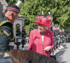 La reine Elisabeth II d'Angleterre lors d'une inspection des troupes de Balaklava Company, 5ème Bataillon du Régiment Royal d'Écosse à Balmoral, Royaume Uni.